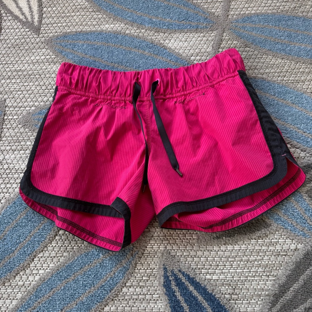 Lululemon Women’s Pinstriped Pink Lined Running Athletic‎ Shorts Size 4